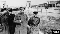 Soviet dictator Josef Stalin (center) and Soviet secret-police head Nikolai Yezhov (right) walk near Moscow in 1937, the same year Yezhov signed Order No. 00447, which began the Great Terror.