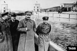 Клімент Варашылаў, Вячаслаў Молатаў, Іосіф Сталін і Мікалай Яжоў, ліпень 1937