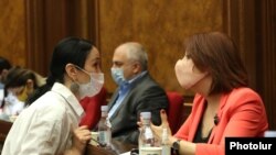 Депутат от фракции «Мой шаг» Гаяне Абраамян (справа) и его коллега по фракции Лусине Бадалян