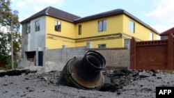 Осколок от снаряда в земле неподалеку от жилого массива. Донецк, 5 октября 2014 года.
