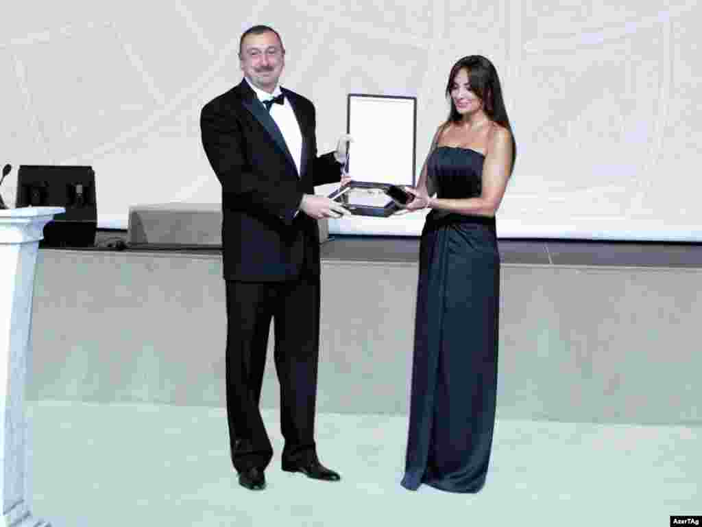 Azerbaijan -- The Heydar Aliyev award presented to President of the Heydar Aliyev Foundation Mehriban Aliyeva, Baku, 10May2009
