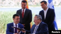 Министрите за надворешни работи на Македонија и на Грција, Никола Димитров и Никос Коѕијас го потпишаа договорот за името во Псарадес