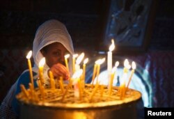 Свечи в Базилике Рождества Христова в Вифлееме. Фото REUTERS/Darren Whiteside