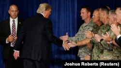 Trump je povećao rizik uloga. Foto: Rukovanje sa oficirima nakon objave nove strategije za Afganistan