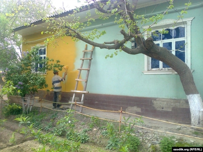 Перед возможным визитом президента Мирзияева в Сурдарьинскую область, местных жителей заставили покрасить стены своих домов в желтый цвет.