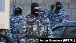 Бойцы сводной группы ФСБ и полиции в Крыму