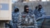 Российские силовики во время массовых задержаний в Крыму, архивное фото