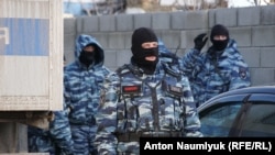 Российские силовики во время массовых задержаний в Крыму, архивное фото