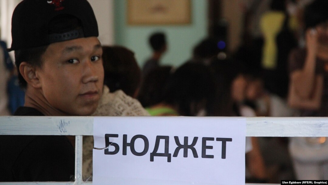 Жогорку окуу жайлардын бириндеги абитуриент. 10-июль, 2014-жыл.