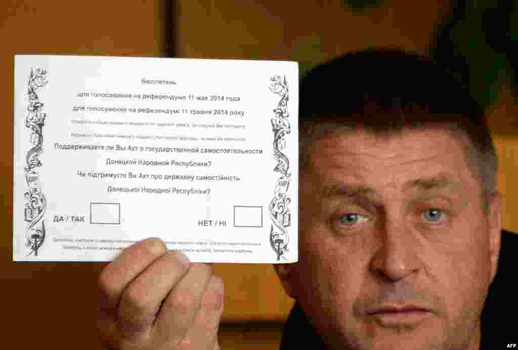 Separatist leader and self-styled "people's mayor" of Slovyansk Vyacheslav Ponomaryov holds "ballot" on the eve of one of the two self-rule referendums, in Donetsk and Luhansk, deemed "illegal" by Kyiv and the West. (AFP/Vasily Maximov)