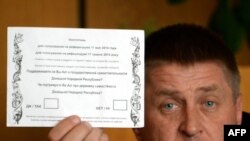 Primarul din Sloviansk Viaceslav Ponomariov cu buletinul referendumului.