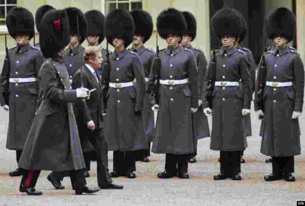 Havel trece &icirc;n revistă Garda Regală &icirc;n cursul unei vizite la Buckingham Palace, la Londra, &icirc;n martie 1990. (Michal Krumphanzl)