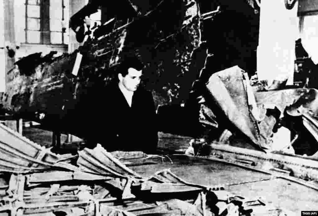 Советская власть представила то, что, по ее словам, было обломками сбитого самолета-шпиона U-2 на выставке в московском парке Горького. Пауэрс был вынужден осмотреть обломки