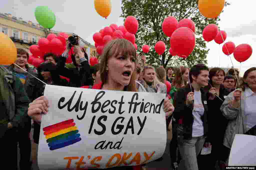 Activiști LGBT participă la un miting, în Sankt Petersburg, Rusia, pe 17 mai 2013.