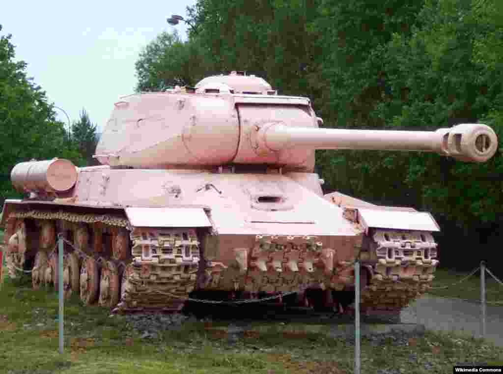 Перекрашенный в розовый цвет советский танк отправлен на территорию Военно-Технического музея в деревне Лешаны близ Праги. 
