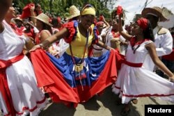 Танцующие на празднике "Диа де Сан Хуан". Фото REUTERS/Jorge Dan Lopez