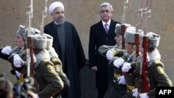 Президент Армении Серж Саргсян приветствует прибывшего в Ереван президента Ирана Хасара Рохани, 21 декабря 2016 г․