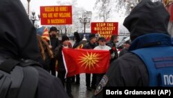Protestë kundër ardhjes së ministrit të Jashtëm grek, Nikos Kotzias në Shkup. Greqia kërkon ndryshimin e Kushtetutës së Maqedonisë për zgjidhjen e çështjes së emrit.