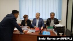 Омурбек Текебаев, Дуйшонкул Чотонов и адвокат Таалайгуль Токтакунова.