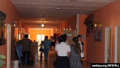 Юбка киген қыздар жарқырап тұр Юбка киген қыздар жарқырап тұр