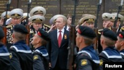 Ресей президенті Владимир Путин (ортада) парадта сап түзеп өткен әскери-теңіз күштері сарбаздарына қарап тұр. Севастополь, Қырым, 9 мамыр 2014 жыл. (Көрнекі сурет)