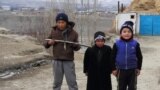 Юные жители села Ак-Сай. За ними виден арык, за которым начинается территория Таджикистана.
