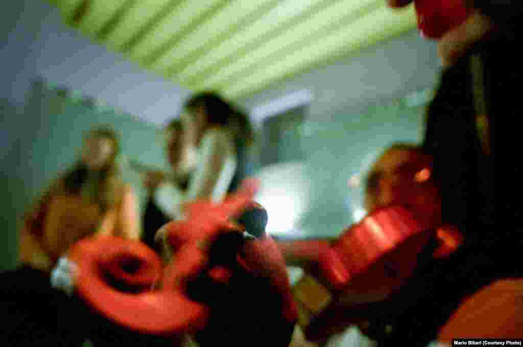 In Bihari's musical imagination, a violin sounds red, while a flute sounds blue.