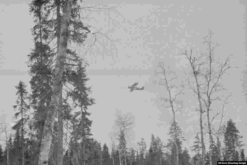Sovet təyyarəsi Finlandiya ərazilərini bombalayarkən