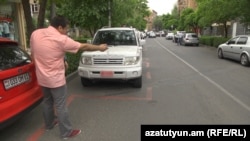 Ավտովարորդը Իսահակյան փողոցի վրա ցույց է տալիս իր բացահայտած «անօրինական» կարմիր գիծը 