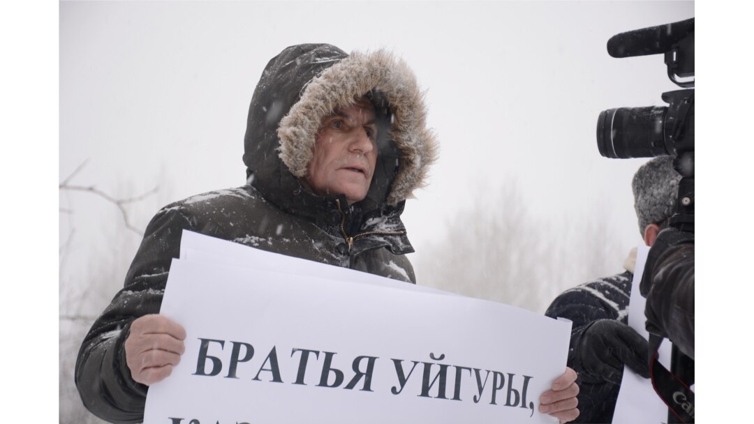 Фарит Закиев на пикете в защиту мусульман Китая
