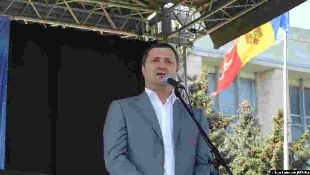 Premierul Vlad Filat nu le lasă comuniștilor inițiativa.