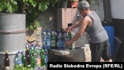 Архивска фотографија: Граѓани на Тетово полнат вода во шишиња. 