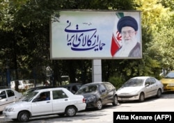 Бигборд с портретом Верховного лидера Ирана аятоллы Али Хаменеи, Тегеран, 2018 год
