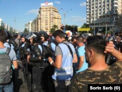 Protestatarii față în față cu jandarmii pe 10 august