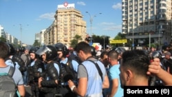 Protestatarii față în față cu jandarmii pe 10 august 