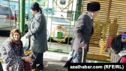 Pensioners at a bus stop in Lebap, Turkmenistan (file photo)