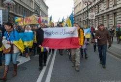 Учасники маршу солідарності з Україною у Польщі на знак протесту проти збройної агресії Росії. Варшава, 23 листопада 2014 року