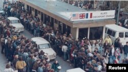 10 ноября 1989 года народ аплодирует у Чекпойнта Чарли