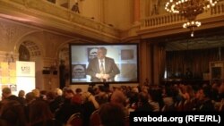 Аляксандар Мілінкевіч выступае на "Форуме 2000" у Празе