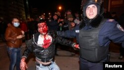 Donețk: un polițist și un manifestant rănit în ciocniri între pro- și anti-Moscova în Donețk.