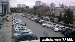Автостоянка в Ашхабаде.