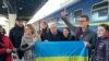 69-річний кримський журналіст Радіо Свобода Микола Семена (в центрі) на залізничному вокзалі в Києві. 19 лютого 2020 року