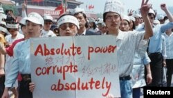Një grup i gazetarëve në mbështetje të protestuesve në Sheshin Tiananmen në Pekin në vitin 1989
