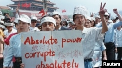 17 мая. Группа журналистов с плакатом: "Абсолютная власть коррумпирует абсолютно"