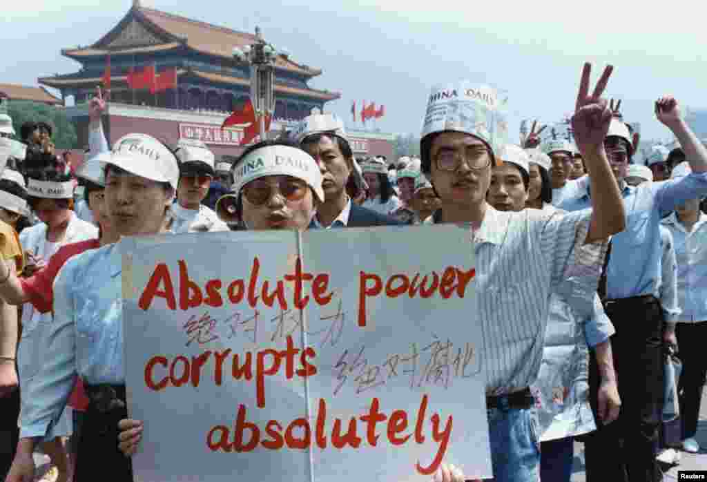 Jurnaliștii cer eradicarea corupției în Piața Tiananmen, pe 17 mai 1989, în timpul celor șase săptămâni de manifestații în masă. Aproape 1 milion de oameni s-au alăturat mișcării de protest.