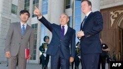 Нұрсұлтан Назарбаев (ортада) пен Дэвид Кэмерон (оң жақта). Астана, 1 шілде 2013 жыл.