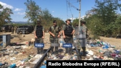 Македонская полиция на границе с Грецией, 23 августа 2014 года.