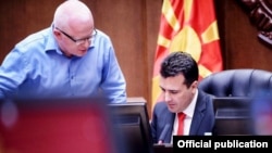Maqedoni e Veriut: ish-sekretari i përgjithshëm i qeverisë Dragi Rashkovski dhe Kryeministri Zoran Zaev 