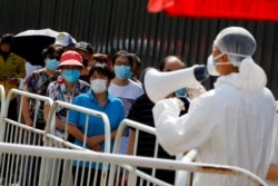 Қытай астанасында індет өршіген соң ағзасында коронавирустың бар-жоғын анықтайтын тексеруге анализ тапсыру үшін кезекте тұрған адамдар. Пекин, 30 маусым 2020 жыл.