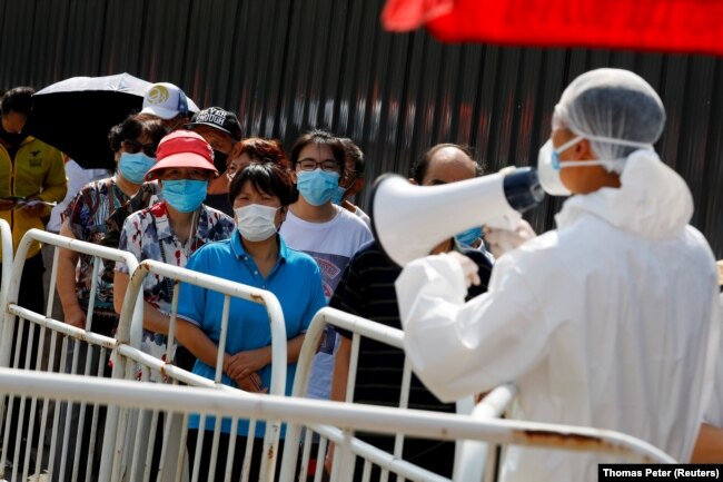 Очередь на сдачу анализов на антитела к новому коронавирусу в Пекине – после новой вспышки эпидемии в городе. 30 июня 2020 года